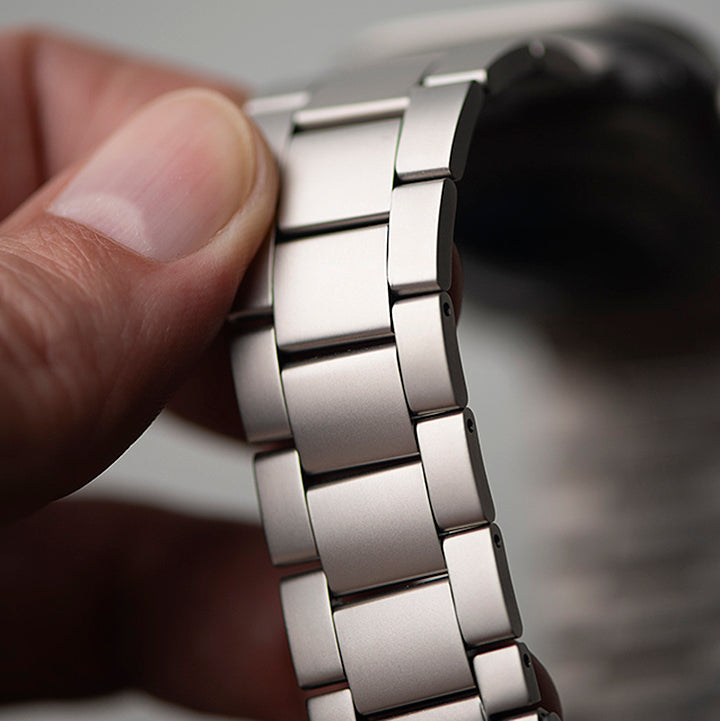kronos armband an apple watch ultra in einer hand quadrat von monteny