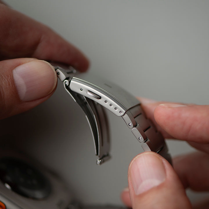 kronos armband an apple watch ultra nahaufnahe faltschliesse quadrat monteny