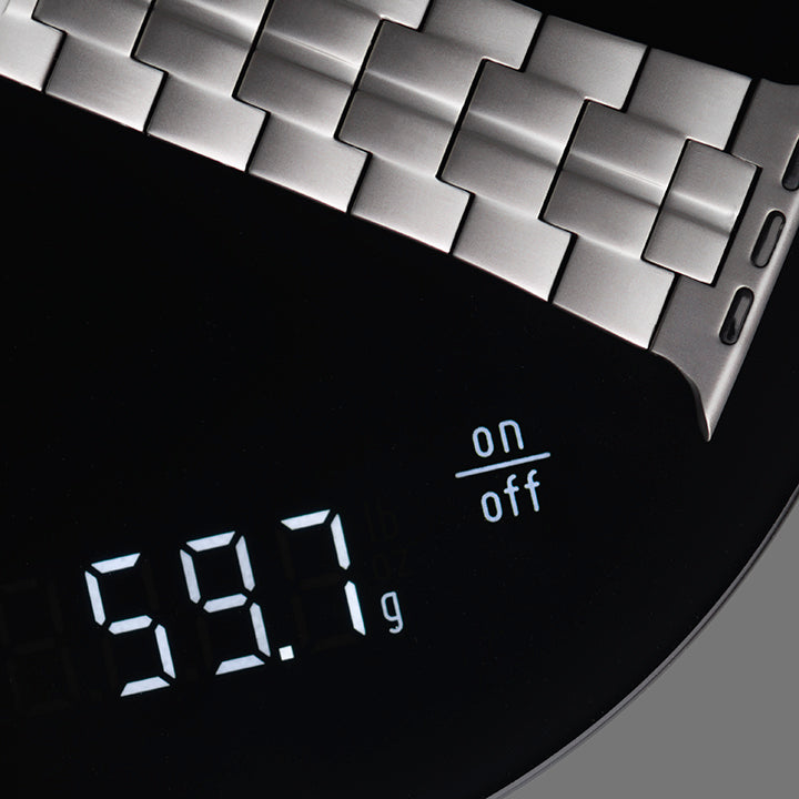 uranos armband auf waage watch ultra nahaufnahe auf waage von monteny