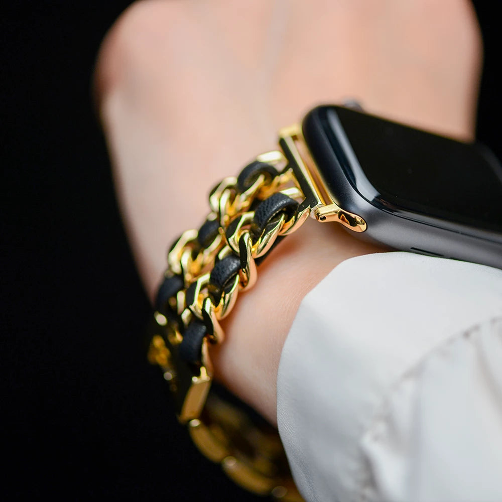 Apple Watch Kettenarmband aus Metall, Hochglanzkette und Leder, Farbe Rose Gold und Schwarz, Glamour und Luxus Style, Modell: Modena, Ansicht am Handgelenk einer Dame mit weißer Bluse und Perlenarmkette - MONTENY