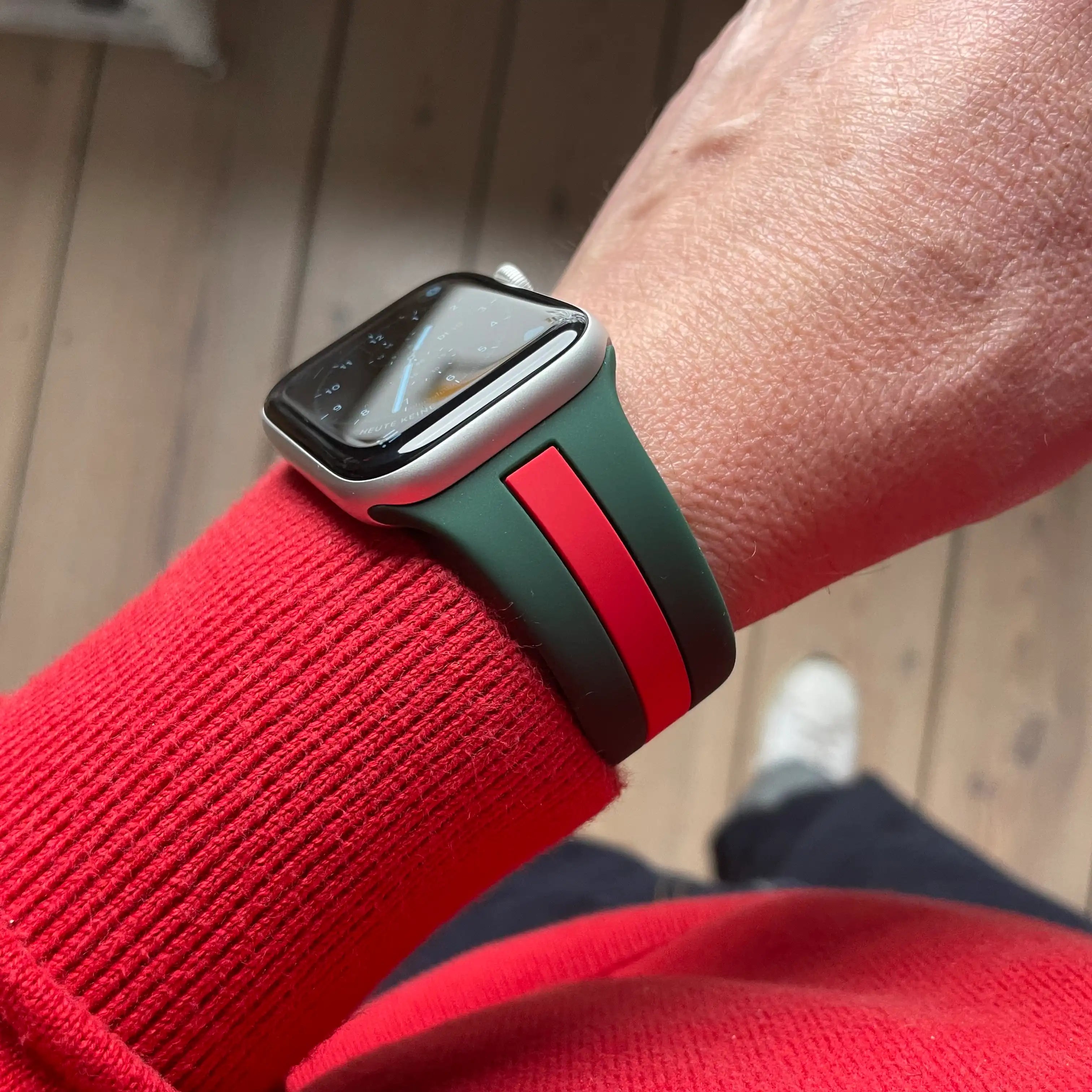 apple watch silikon armband zweifarbig gruen rot am handgelenk milano monteny #farbe_grün rot