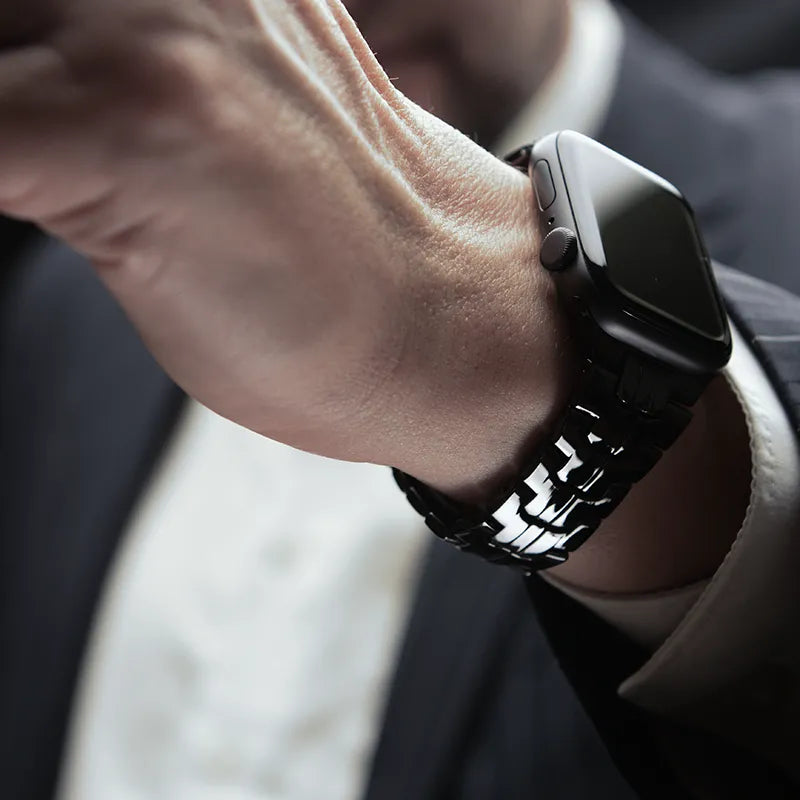 apple watch oslo metal gliederarmband schwarz von unten vor mann monteny #farbe_schwarz