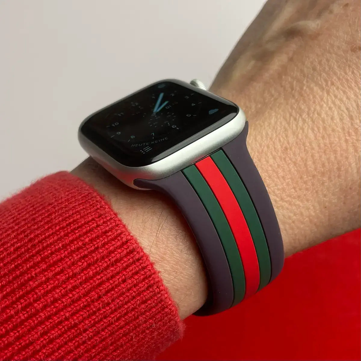 apple watch silikon armband dreifarbig pflaume gruen rot am handgelenk milano monteny #farbe_pflaume grün rot