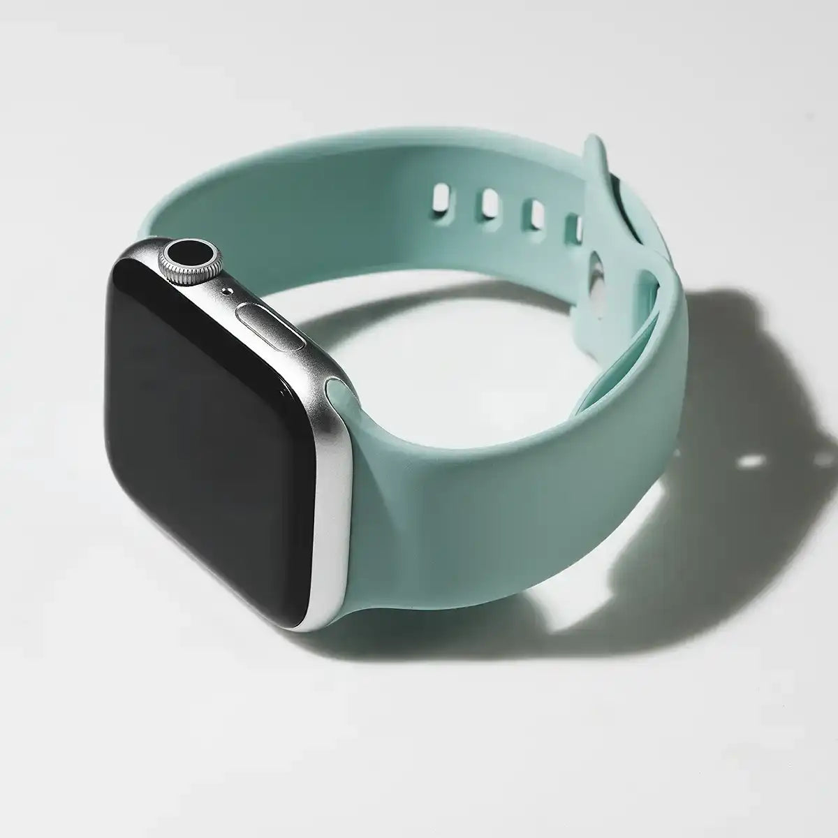 apple watch silikon armband tuerkis liegend auf tisch von der Seite malta monteny