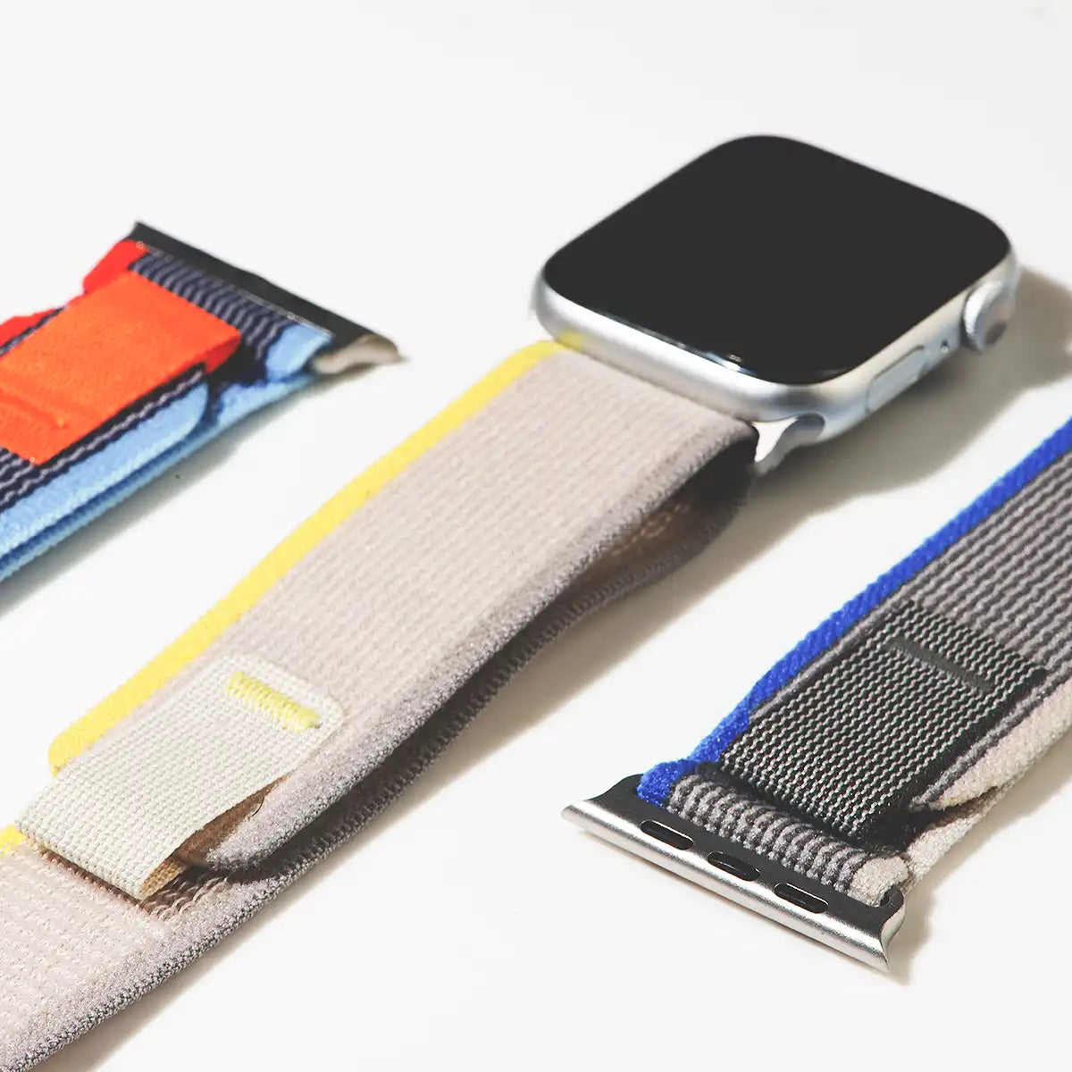 Apple Watch Trail Nylon Armband Draufsicht montiert Blau Hellblau Rot Grau Gelb Beige