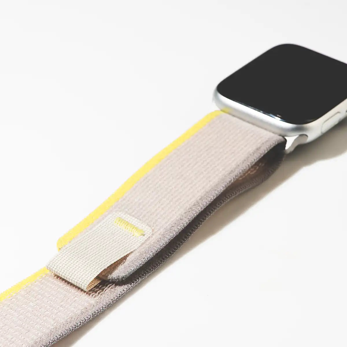 Apple Watch Trail Nylon Armband offen montiert Gelb Beige.