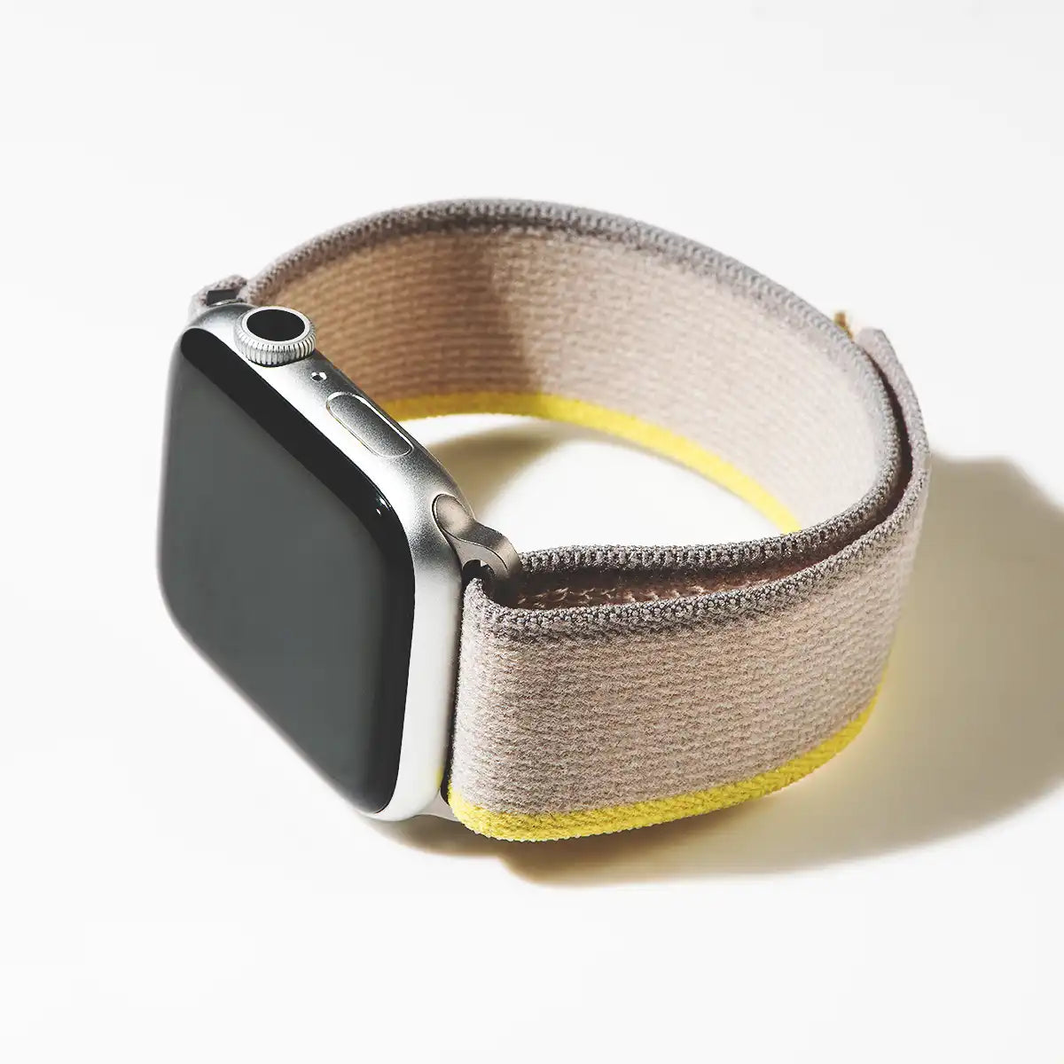 Apple Watch Trail Nylon Armband seitlich montiert Gelb Beige.