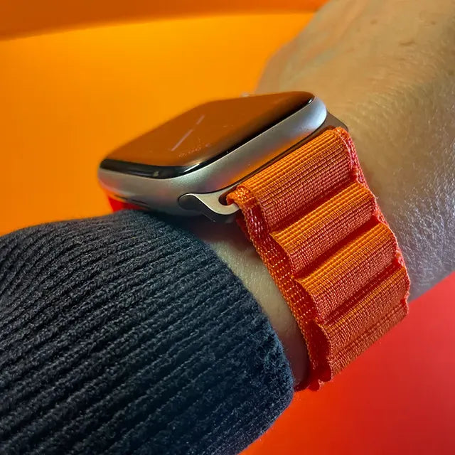 nylon armband apple watch alpine loop orange seite monteny