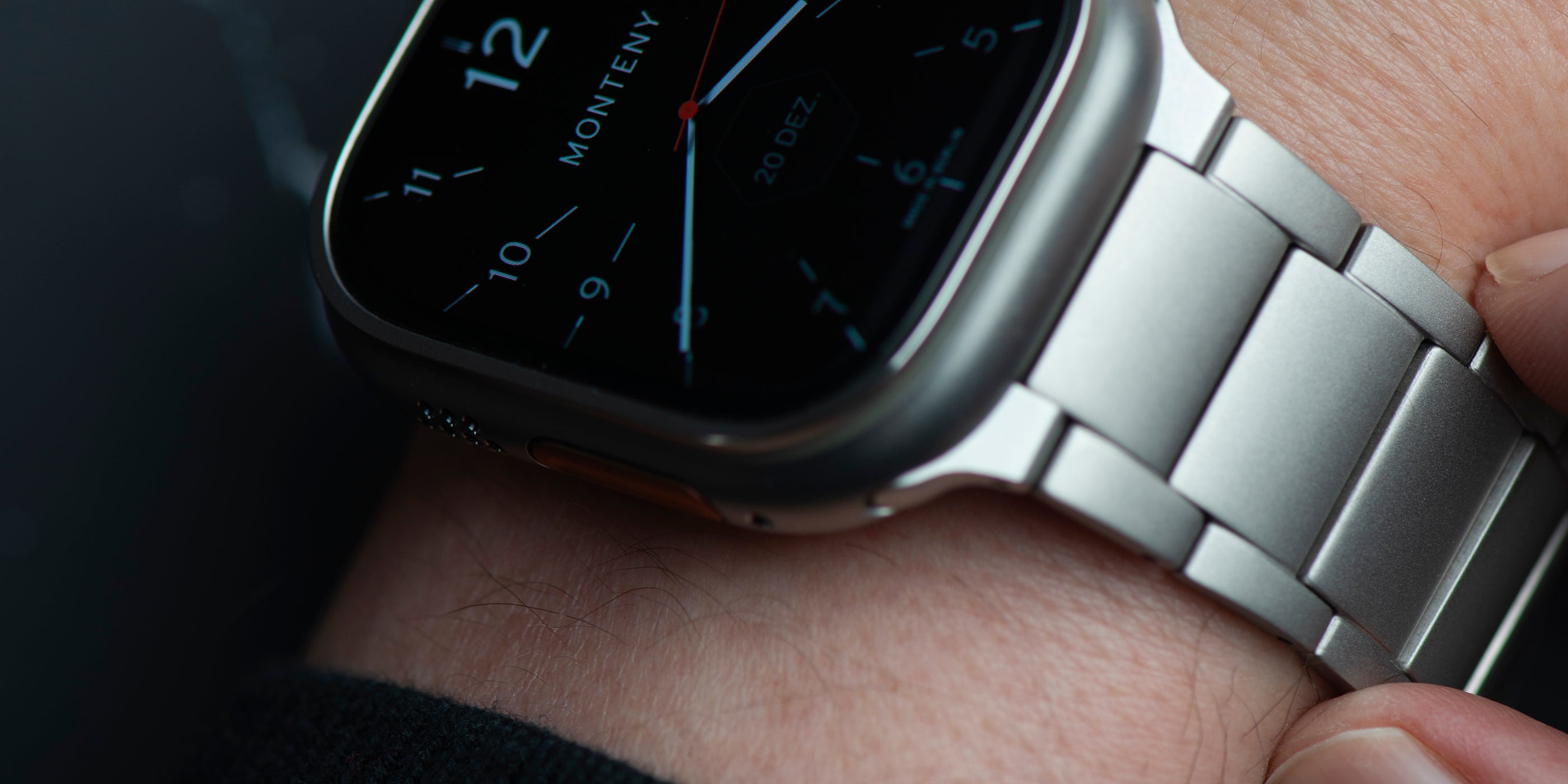 hyperion-armband-an_apple-watch-ultra-an-handgelenk-2-monteny