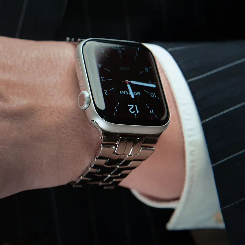 apple watch oslo metal gliederarmband silber von seite mit logo monteny #farbe_silber