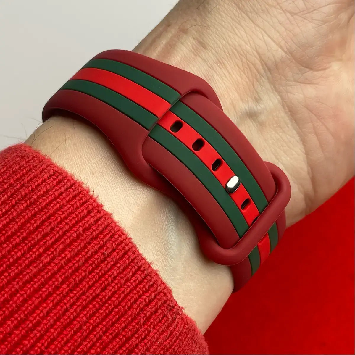 apple watch silikon armband dreifarbig ziegelrot gruen rot am handgelenk milano monteny #farbe_ziegelrot grün rot