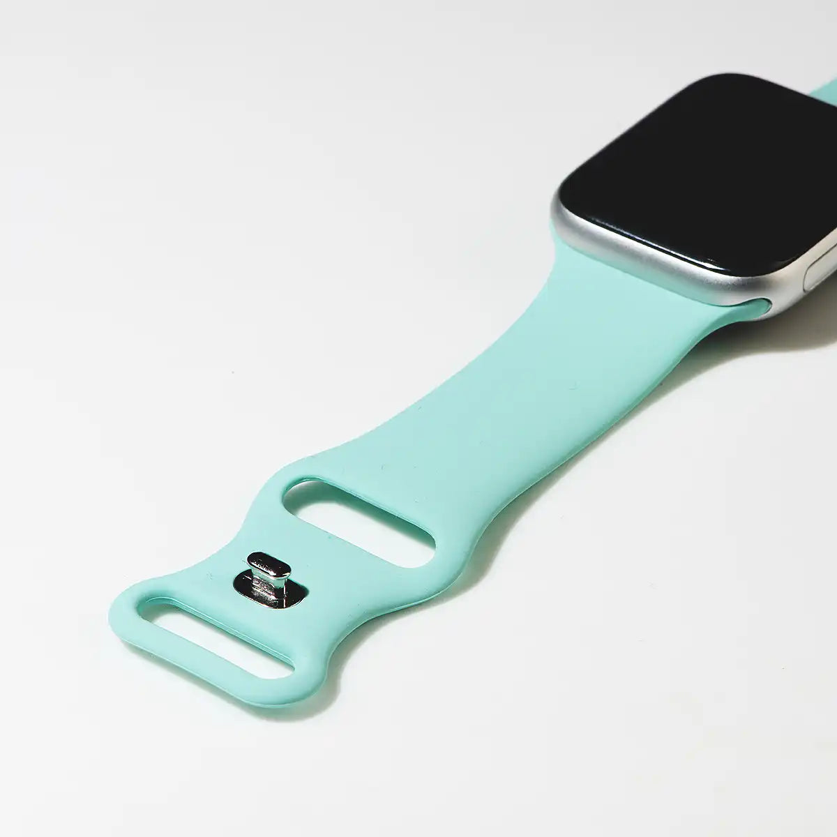 apple watch silikon armband tuerkis liegend auf tisch offen malta monteny